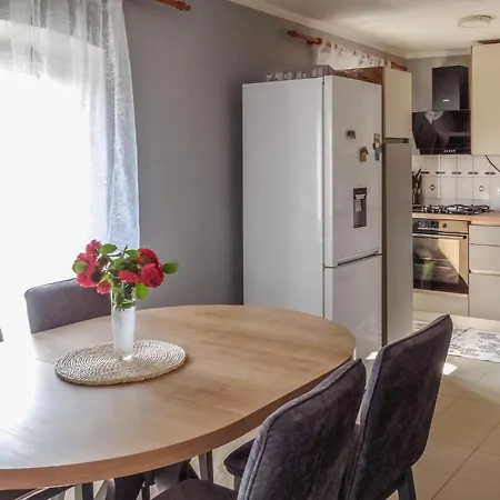 3 Bedroom Pet Friendly In *